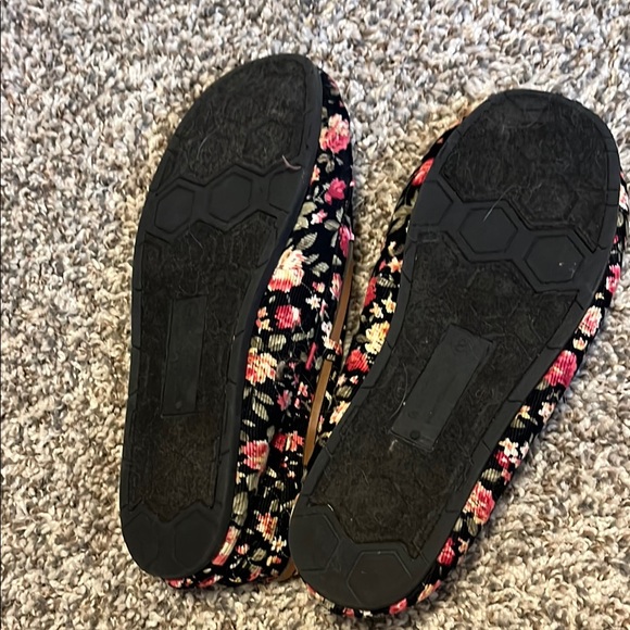 Airwalk Black and Pink Slippers with Floral Design - Picture 4 of 4